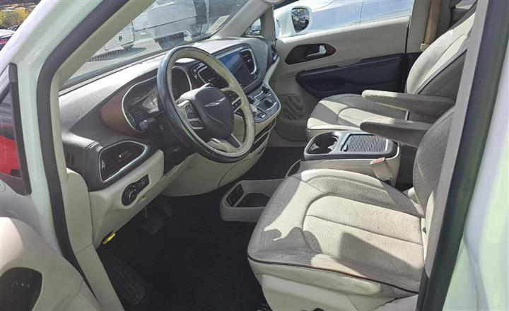 $19000 : 2017 CHRYSLER PACIFICA image 6