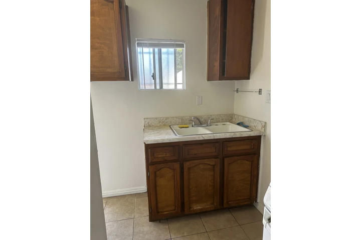 $1550 : Small Rear one bedroom yard image 1