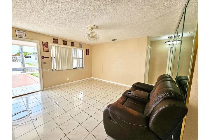 $900 : Spacious and well-maintained 2 image 5