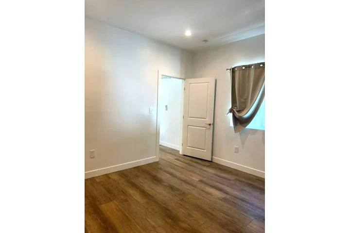 $1500 : 1 Bedroom Apt in Los Angeles image 6