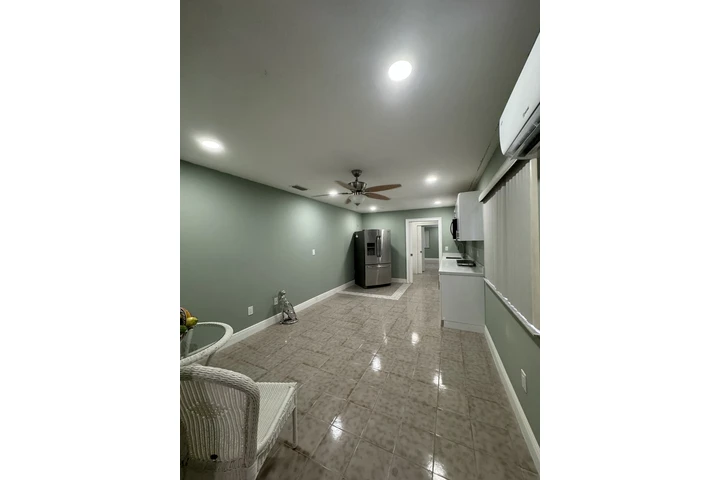 $1800 : Espacioso efficiency image 7