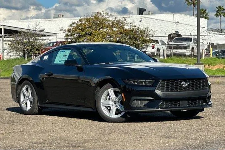 $32000 : Ford Mustang 2026 EcoBoost P image 1