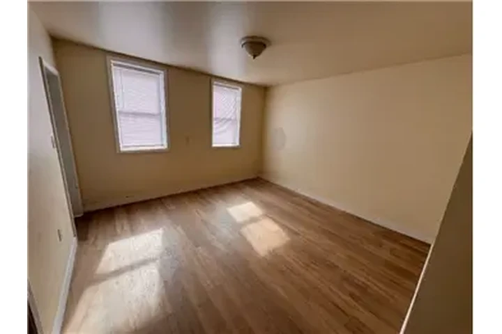 $995 : Rental property with 2 bedro image 6