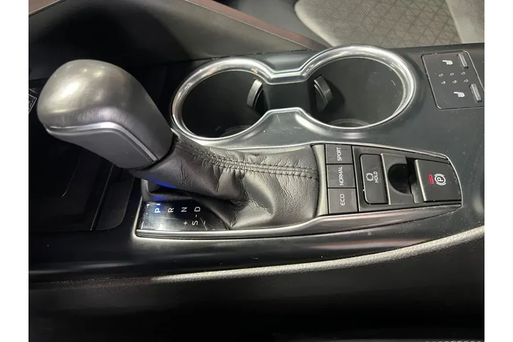 $27500 : Toyota Camry 2019 XLE V6 4dr image 9