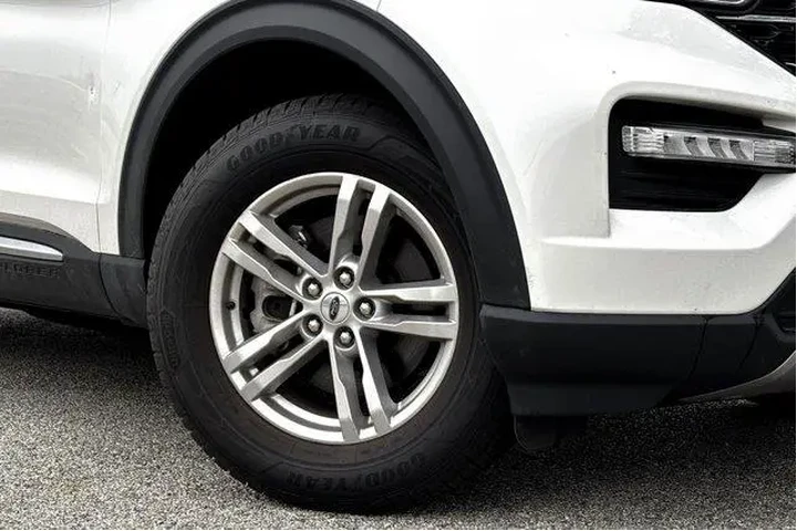 $28477 : Ford Explorer 2022 AWD XLT 4 image 2