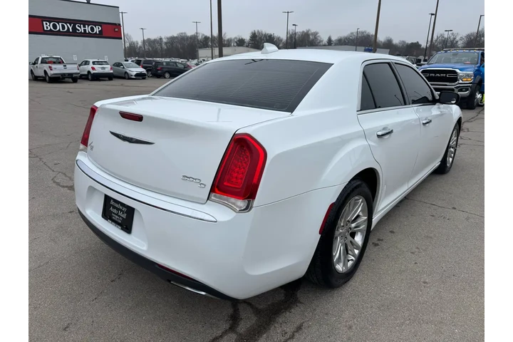 $8980 : 2016 300 4dr Sdn 300C RWD image 2