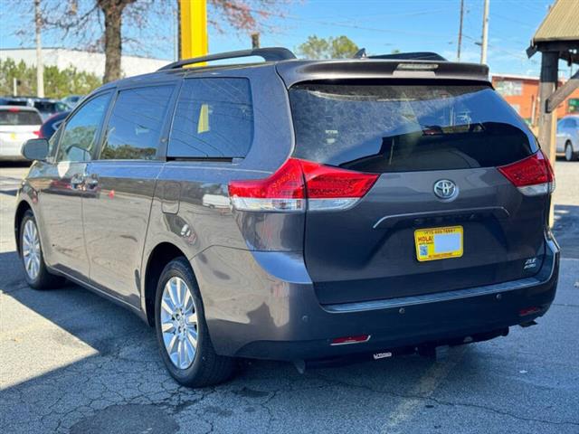 2011 Sienna XLE 7-Passenger image 5