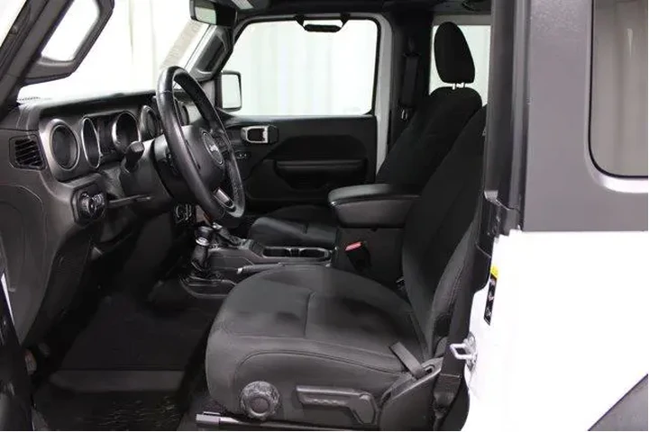 $31982 : Jeep Wrangler 2021 4x4 Willy image 3