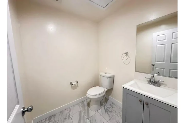 $2500 : 3 Bedroom House  in Koreatown image 6