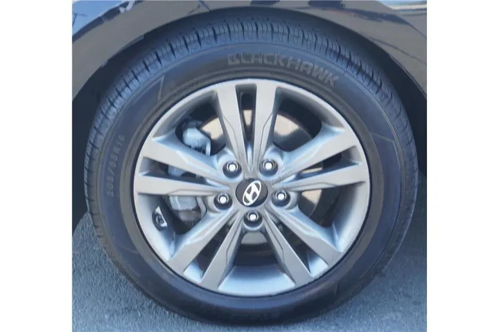 $13984 : 2018 Elantra SEL image 9