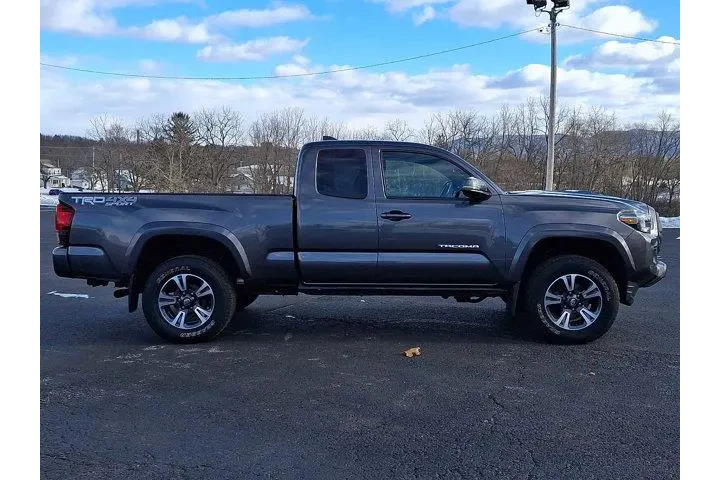 $27800 : Toyota Tacoma 2019 4x4 TRD S image 9