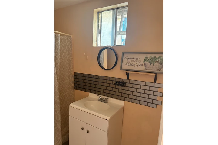 $1500 : Se Renta estudio en Montebello image 4