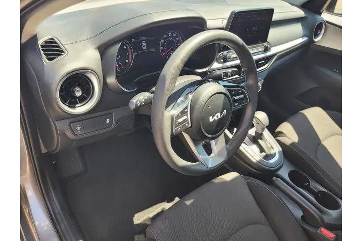 $19335 : Kia Forte 2023 LXS 4dr Sedan image 9