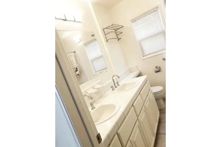 $1600 : NoHo Rental image 8