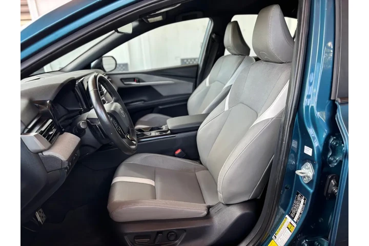 2025 Camry SE image 7