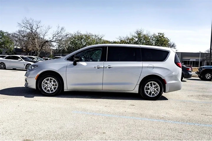 $27990 : Chrysler Pacifica 2024 Touri image 8