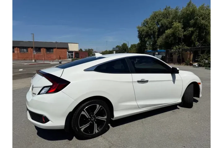 2017 Civic Touring image 6