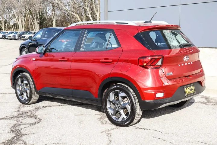 $18688 : 2025 Venue SEL IVT image 6