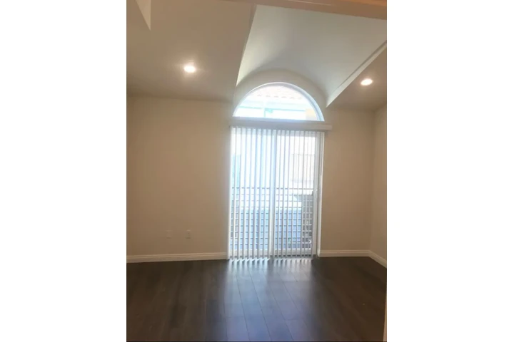 $2400 : 3bed  in Korean town LA image 5