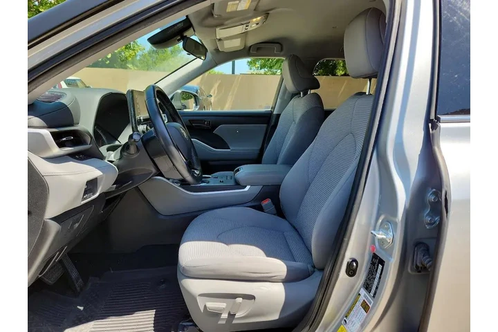 $27998 : Toyota Highlander 2020 LE 4d image 10