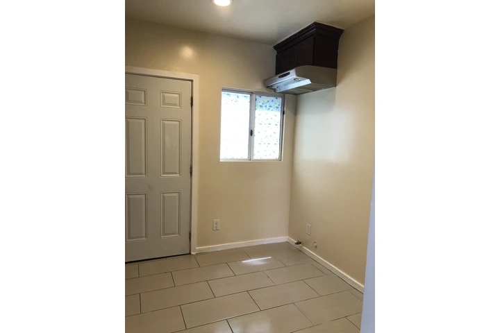 $1495 : Single, 1st floor, Los Angeles image 3