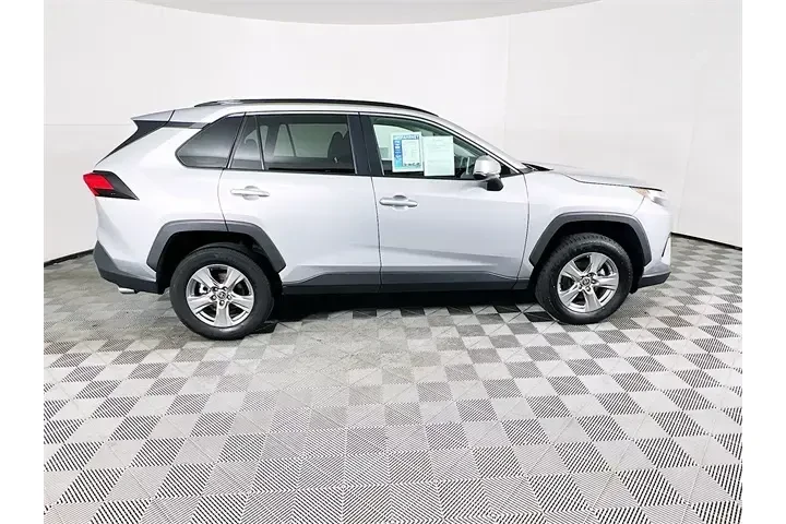 $25800 : Toyota RAV4 2024 XLE 4dr SUV image 8
