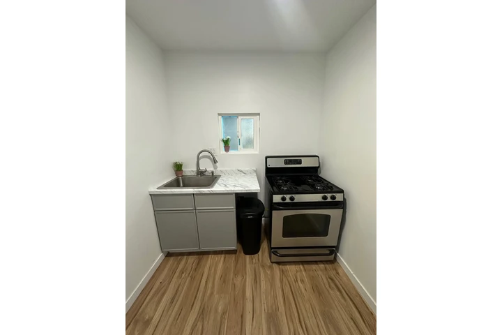 $1600 : Studio con baño y cocina image 5