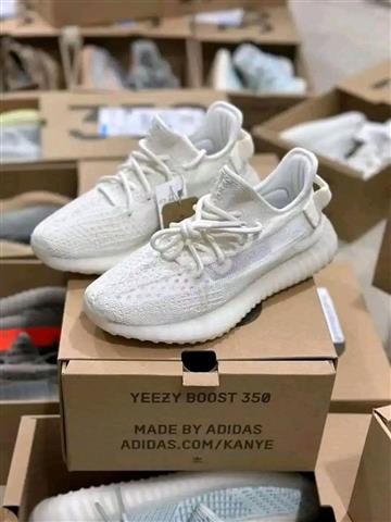 $1000 : Mixed pallet of men’s sneakers image 5