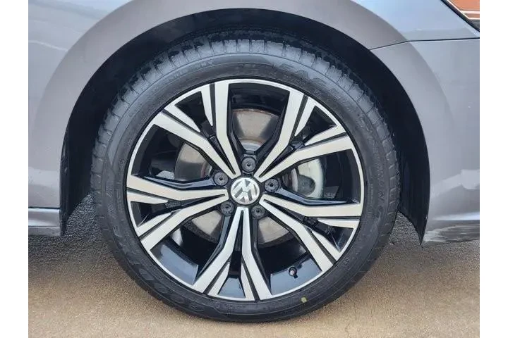 $14974 : Volkswagen Passat 2021 SE 4d image 10