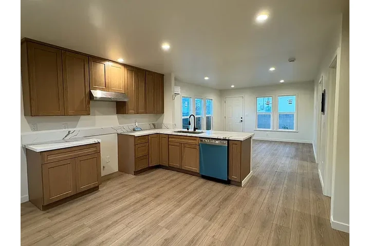 $900 : This well-maintained 2-bedroom image 5