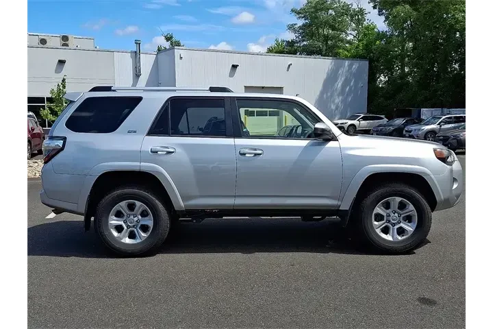 $44578 : Toyota 4Runner 2024 4x4 SR5 image 7