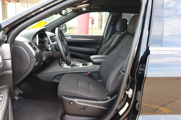 $19688 : 2018 Grand Cherokee Laredo E image 7