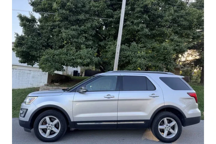 $14999 : 2017 Explorer XLT image 4