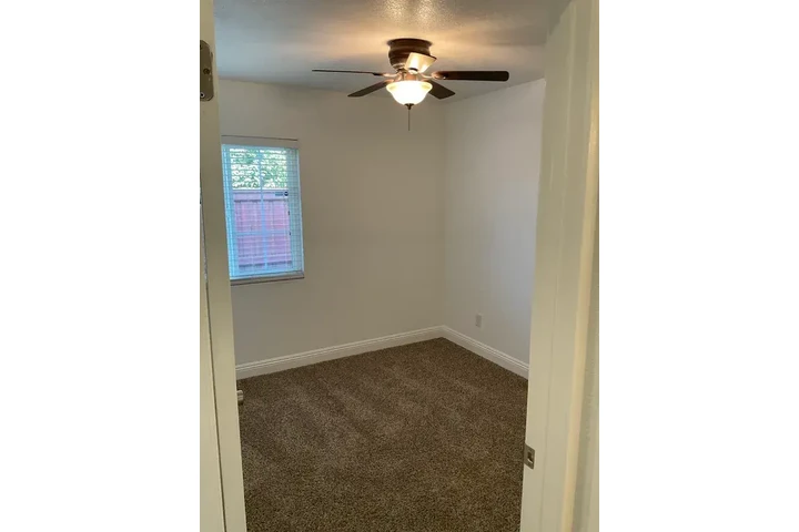 $1250 : Fontana - SINGLE FAMILY HOME image 9