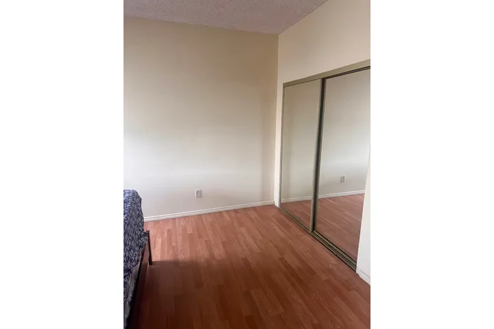 $900 : Amplo cuarto de renta image 2