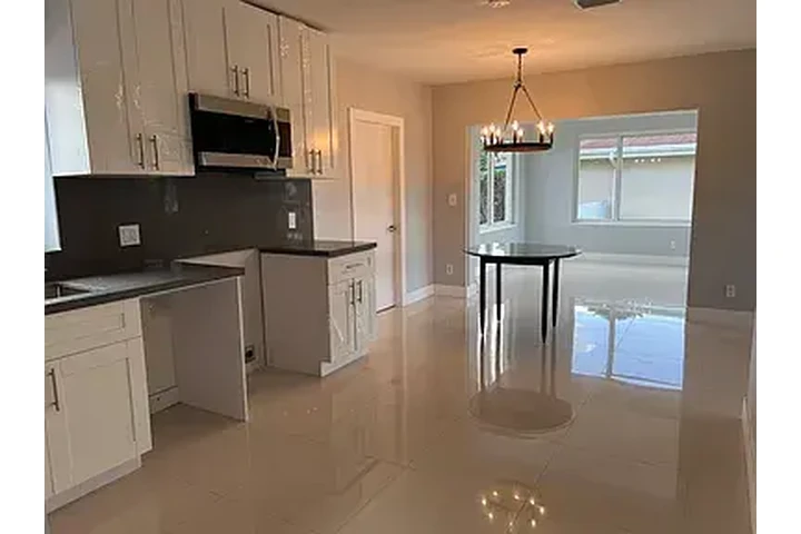 $2500 : Charming HOME IN Miami image 3