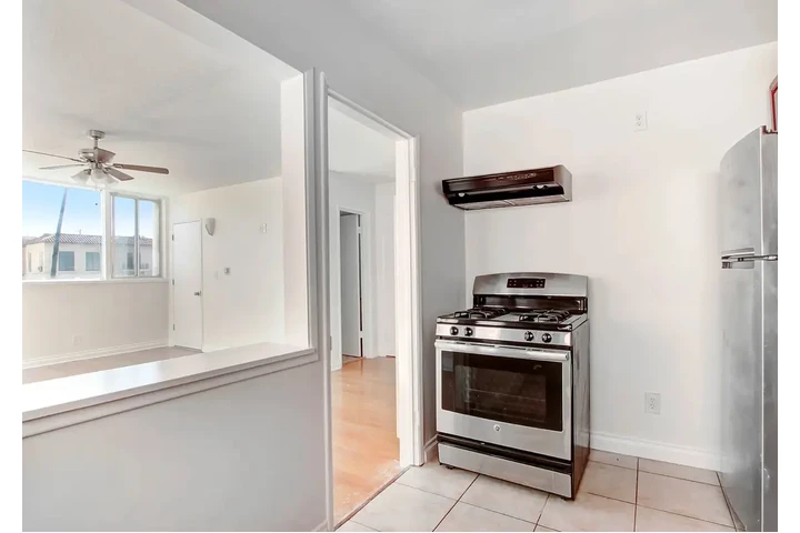 $1450 : 1 Bed 1Bath Apt in Kenmore Ave image 8
