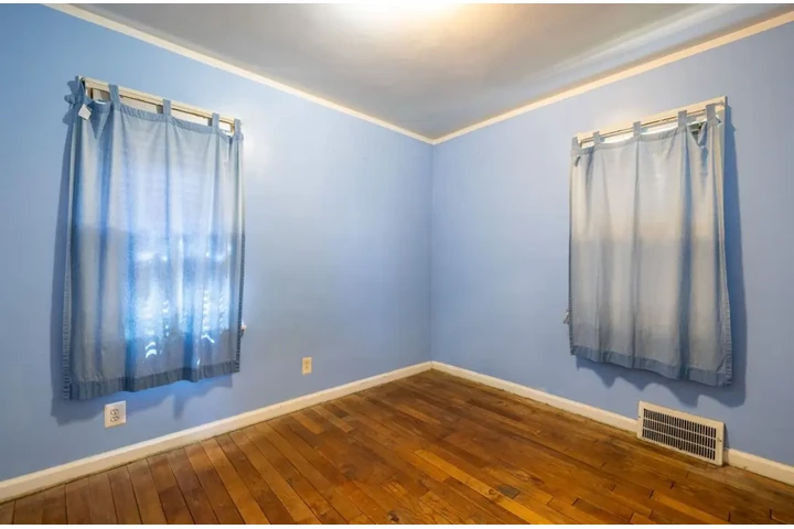 $900 : Nestled in a quiet friendly St image 7