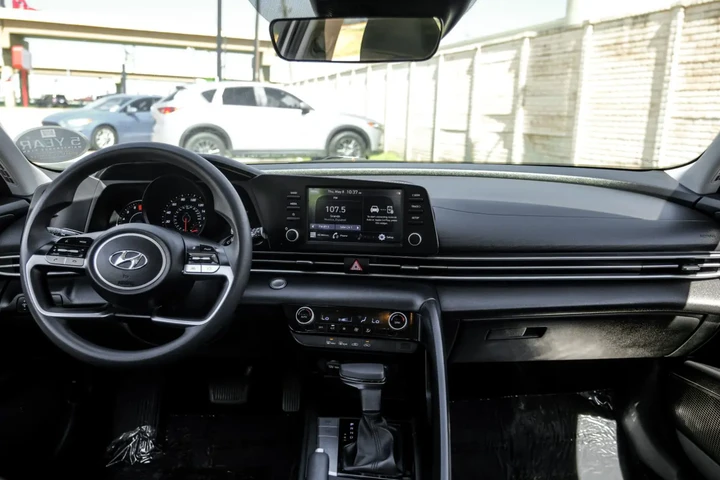 $1900 : Hyundai / Elantra image 5