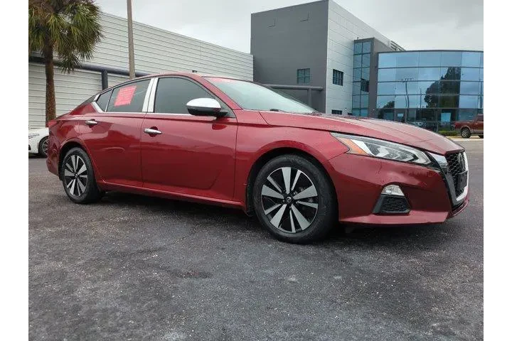 $17988 : Nissan Altima 2021 2.5 SV 4d image 2