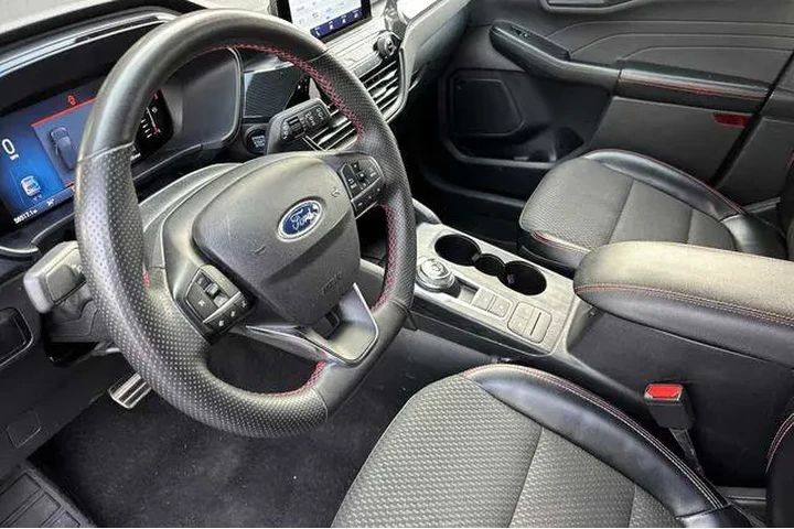 $18495 : Ford Escape 2023 ST-Line 4dr image 4