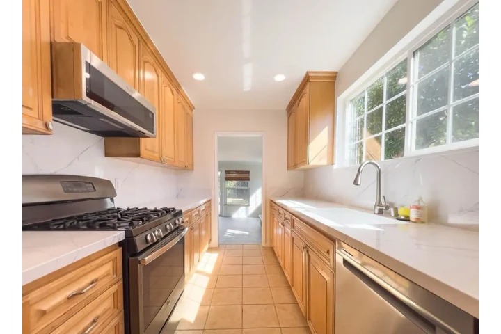 $2480 : 3 Bed 2 Bath House in Lynwood image 5