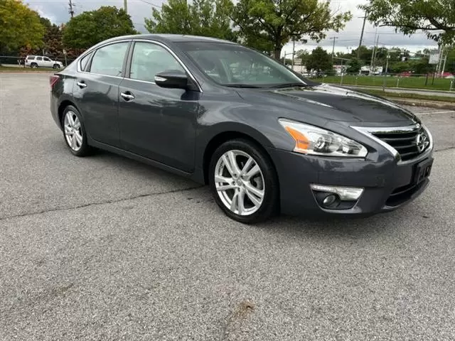 $8900 : 2013 Altima 3.5 SL image 4