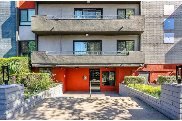 $2000 : 2 Bed Apt in Kenmore Ave, LA image 1