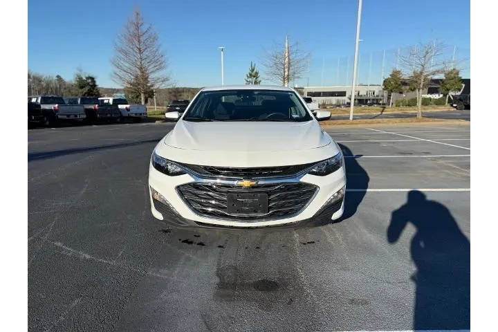 $19352 : Chevrolet Malibu 2024 LT 4dr image 2