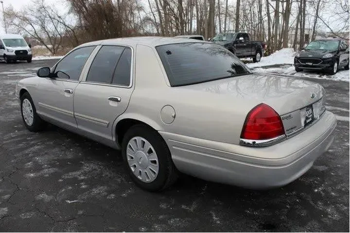 $8905 : Ford Crown Victoria 2009 Pol image 10