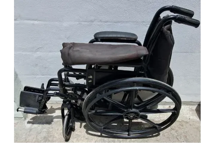 $1550 : SILLA COLOR NEGRA, CON USO, PE image 3