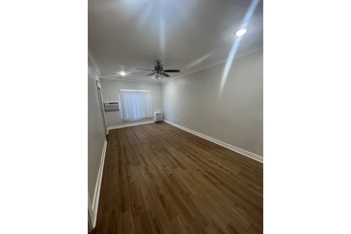 $1500 : SE RENTA SINGLE image 1