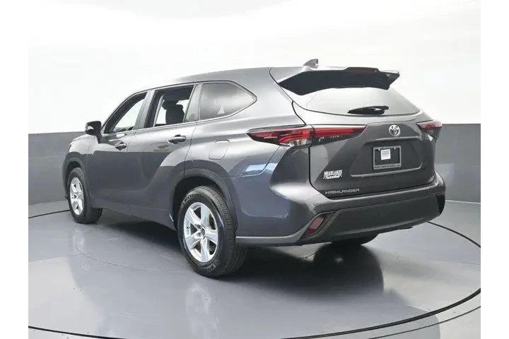 $31541 : Toyota Highlander 2024 LE 4d image 4