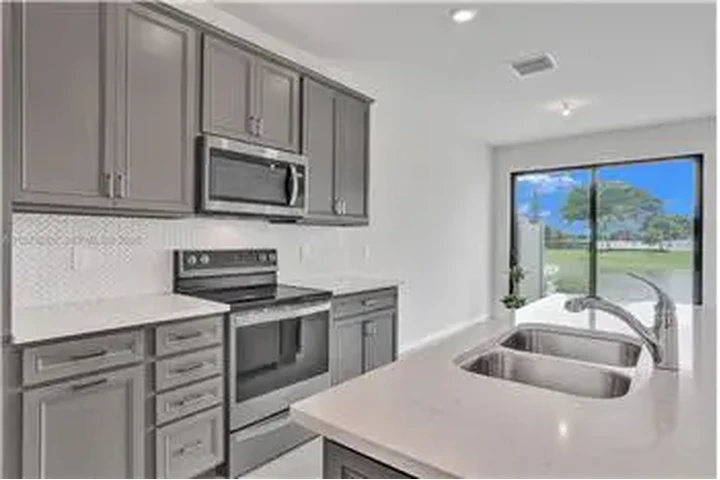 $4100 : Rental property with 3 bedro image 2